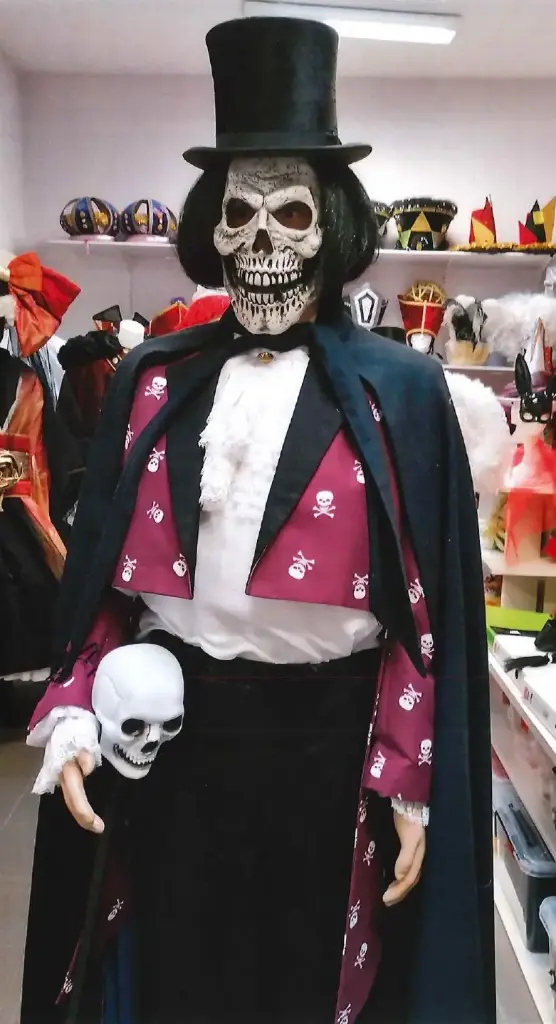 429 Maitre skull,